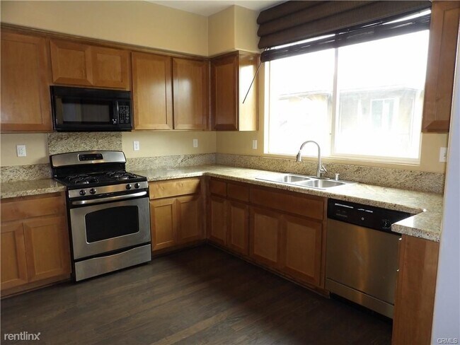 Building Photo - 4 br, 3 bath Townhome - 1507 Mission Ln