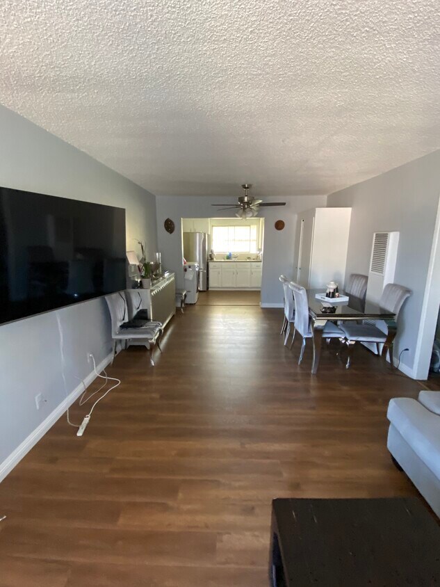 Foto principal - 7137 Bellaire Ave