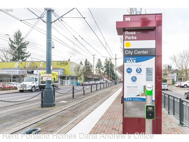 Foto del edificio - 3 br, 2.5 bath House - 6426 N Maryland Avenue