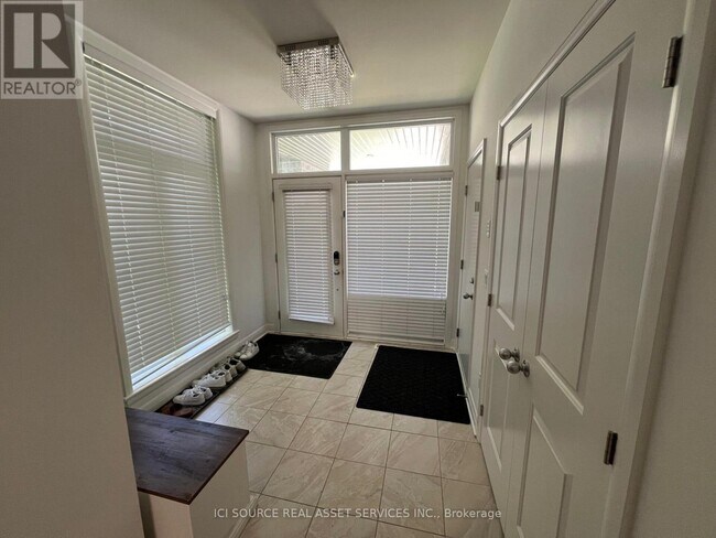 Building Photo - 334 Lysander Pl