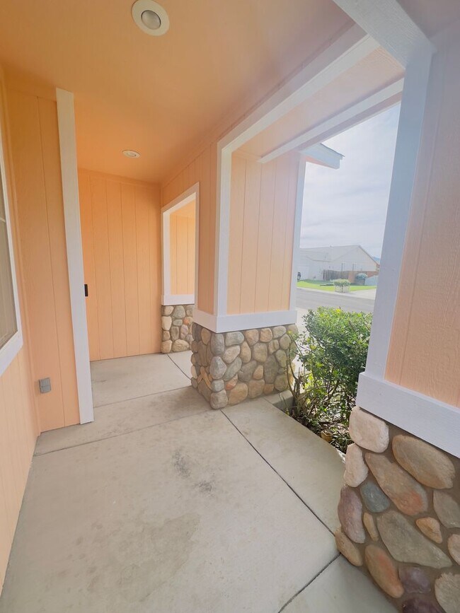 Building Photo - Charming 3 Bedroom