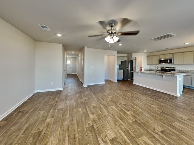 Building Photo - Spacious home with large backyard, Corner Lot!!