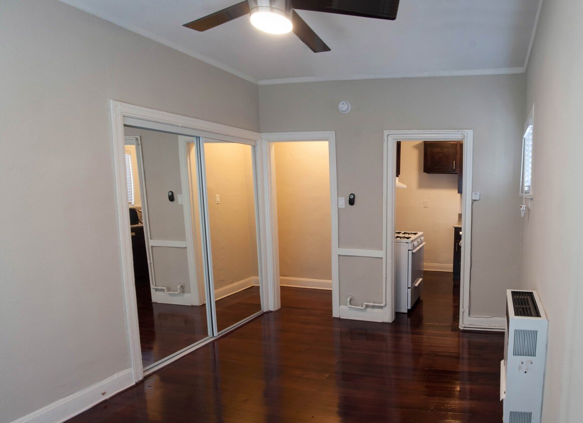 Primary Photo - 1416 W 10th Pl