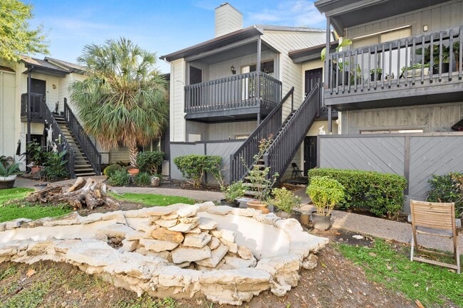 Building Photo - Richmond/Amanda west of Fondren, Classic, beautifully maintained, 2nd floor condominium offers 2 ...