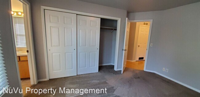 Foto del edificio - 2 br, 2 bath House - 8238 N Village Dr #2