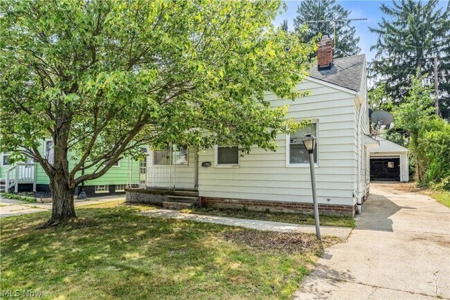 Building Photo - 15902 Maplewood Ave