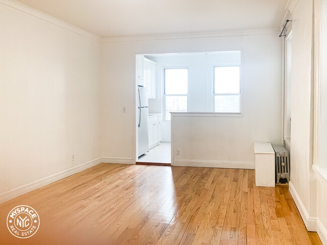 Foto del edificio - 66-31 Fresh Pond Rd