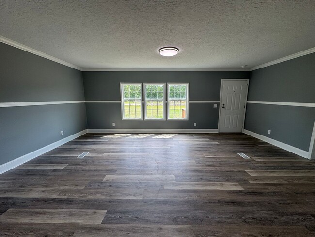 Building Photo - Loris - 3 Bedroom / 2 Bathroom Manufacture...