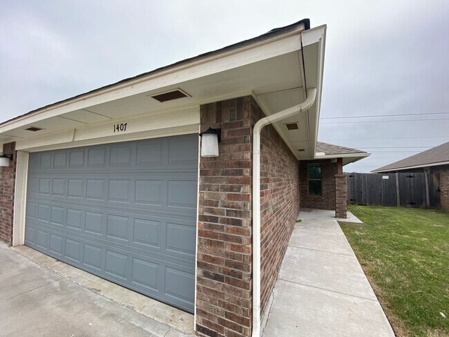 Foto del edificio - 3 Bed 2 Bath Duplex in Moore Schools!