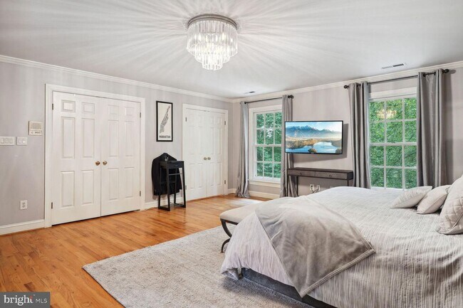 Building Photo - 5 Bed 4.5 Bath - Bethesda len Echo Heights...
