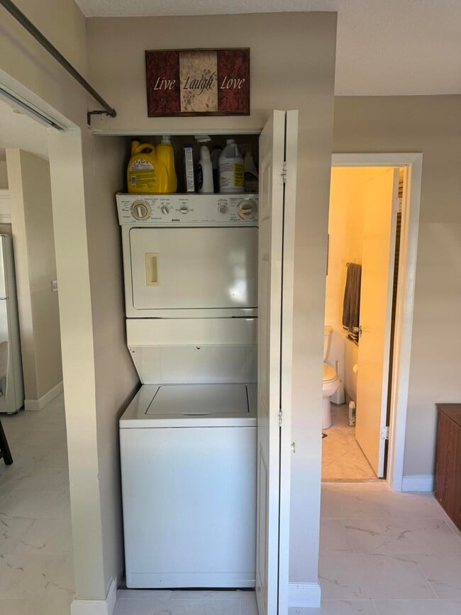 Foto del edificio - 8892 Bella Vista Dr