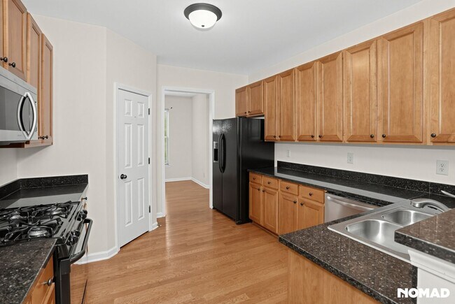 Foto del edificio - 1798 Oak Brook Ln NW