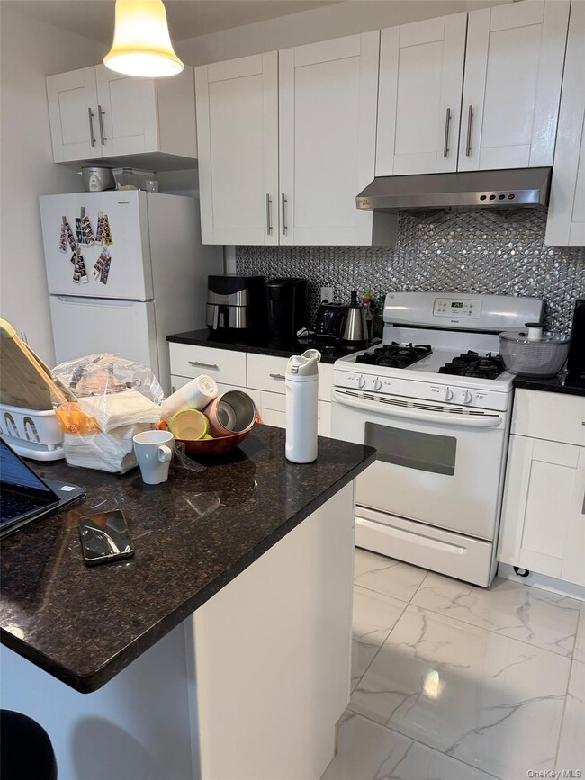 Building Photo - 39-14 214th Pl