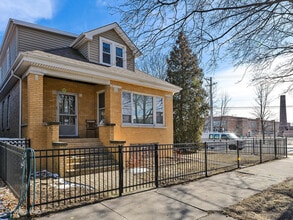 Building Photo - 5501 N Luna Ave