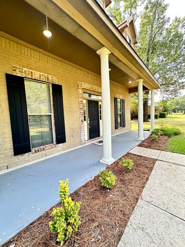 Building Photo - Heart of Benton on just under an acre of lot!