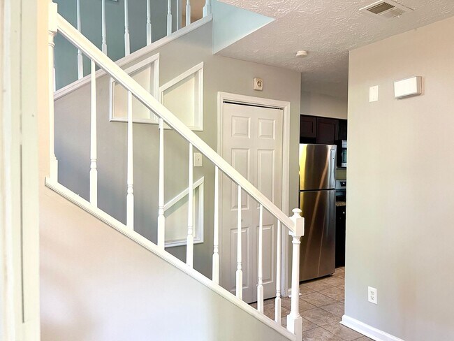 Building Photo - Welcome to the Charming 4 Bedroom/3 Bath w...