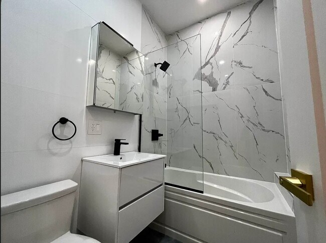 Foto del edificio - 6434 68th Ave