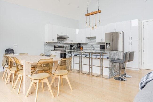 Foto del edificio - Luxury 5-Bedroom Retreat on 6.5 Acres — Furnished or Unfurnished — Flexible Lease