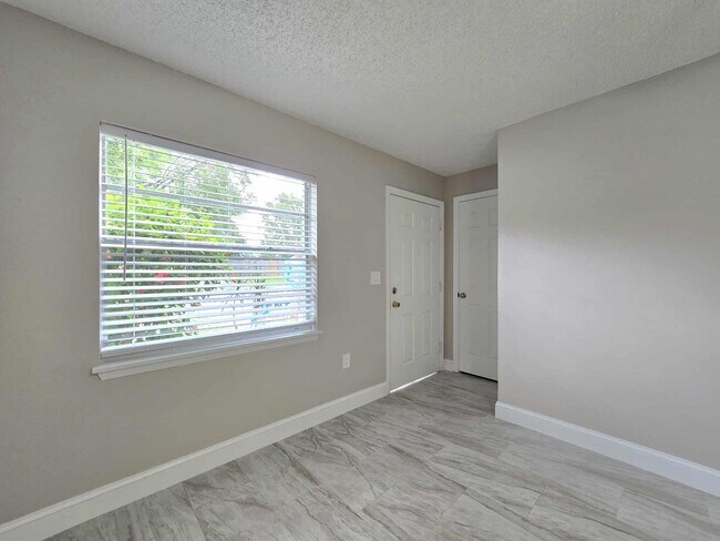 Foto del edificio - NEWLY RENOVATED 3 Bedroom 1.5 Bath now for...
