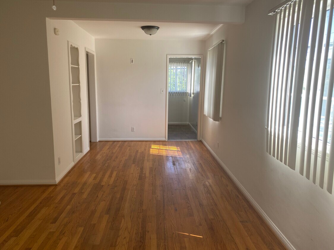 Dining area - 2443 Arizona Ave