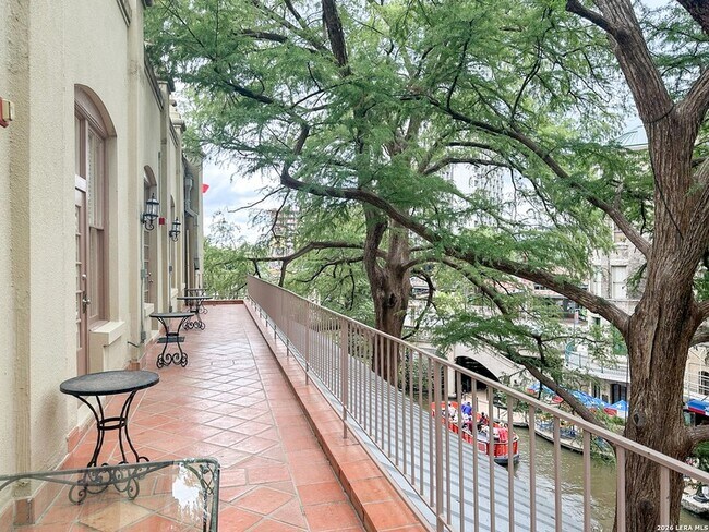 Foto del edificio - 245 Losoya St
