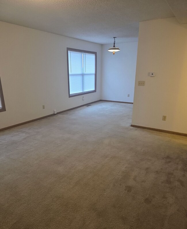 Foto del edificio - 3 Bed 2.5 Bath 2 Car Garage Split Duplex- Pets ok!