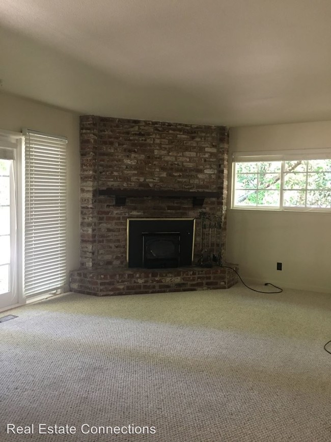 Building Photo - 215 1/2 Navarra Dr