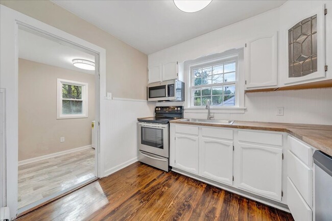 Foto del edificio - 2 bedroom 1 bath with hardwood floors.