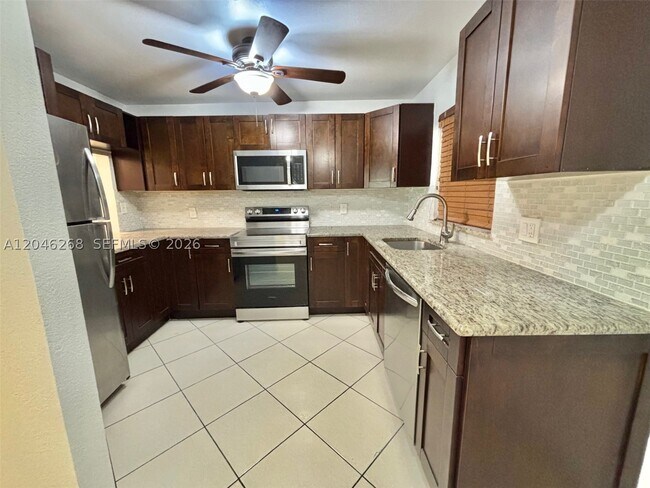 Foto del edificio - 9411 Evergreen Pl