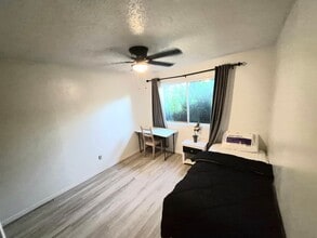 Building Photo - 1533 Bosque Dr