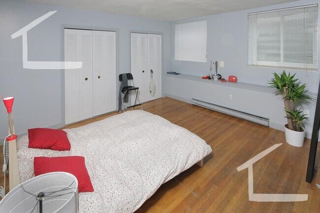 Building Photo - HOT Allston 2BR/1Bath Listing!