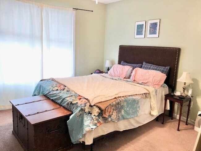 Building Photo - 2 Bedroom 2 Bath Townhome FULLY FURNISHED