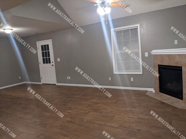 Foto del edificio - Beautiful and Spacious Basehor Townhome-Av...