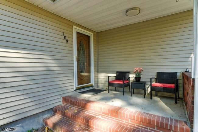 Building Photo - 109 Edgewood Dr