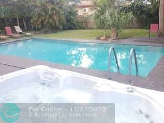 Building Photo - 410 E Country Club Cir