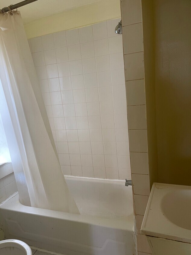 Bathoom with tub - 290 Hamilton Ave