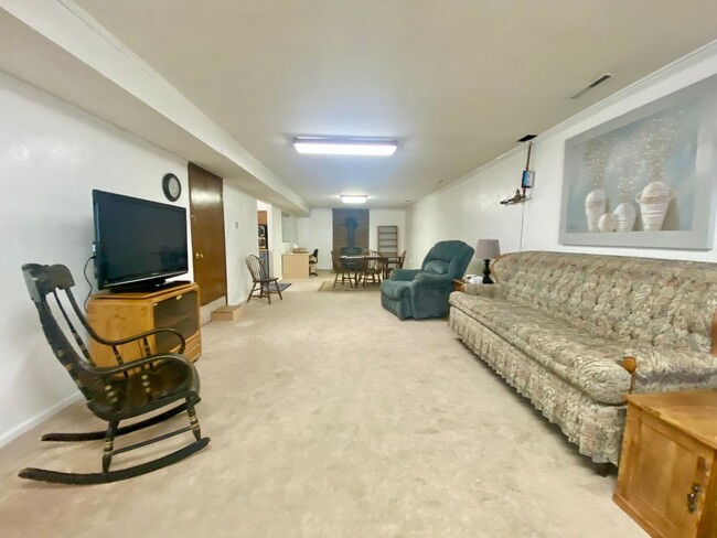 Building Photo - Large, Furnished Unit Walking Distance to ...