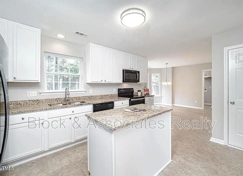 Building Photo - 701 Holly Thorn Trace