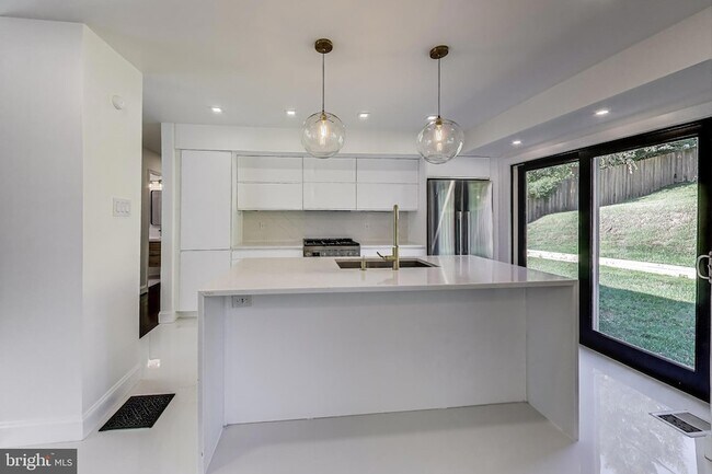 Foto del edificio - 3715 Astoria Rd