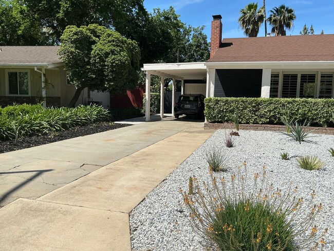 Building Photo - Charming 2 Bedroom Home with Studio/Office...