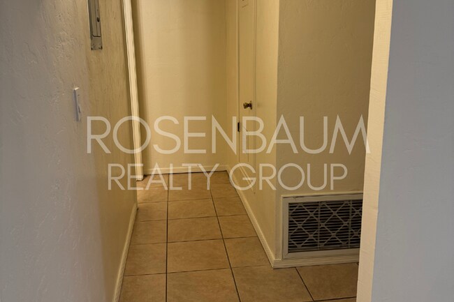 Building Photo - Spacious 1-bed, 1-bath apartment in the he...