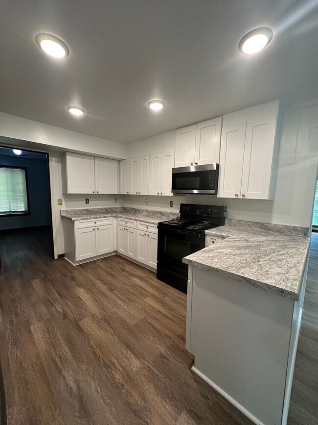 Foto del edificio - 6 BR 3 BA House in Colonial Hill Community