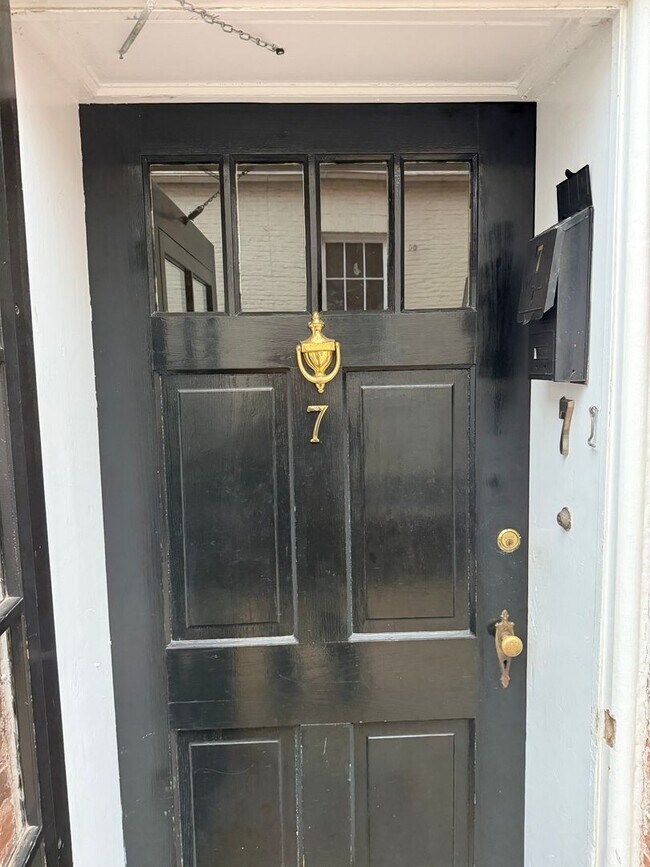 Building Photo - Charming apartment on Church St!