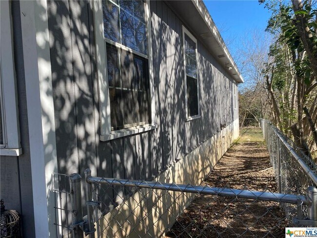 Building Photo - 113 N Bauer St