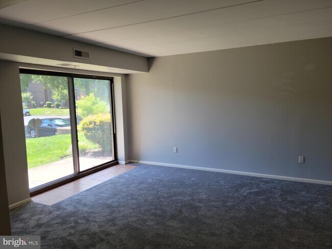 Building Photo - 8 Oakridge Dr