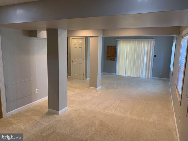Building Photo - 411 Maple Ct