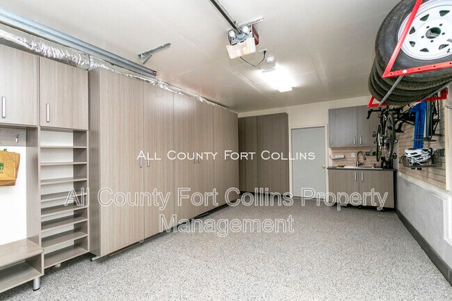 Foto del edificio - 6009 Hillside Dr