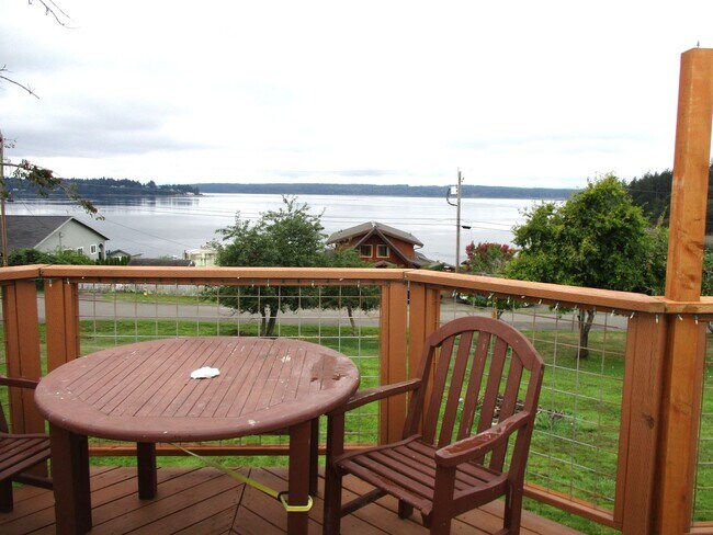 Building Photo - Charming 3-Bedroom Home with Bay Views, Ap...