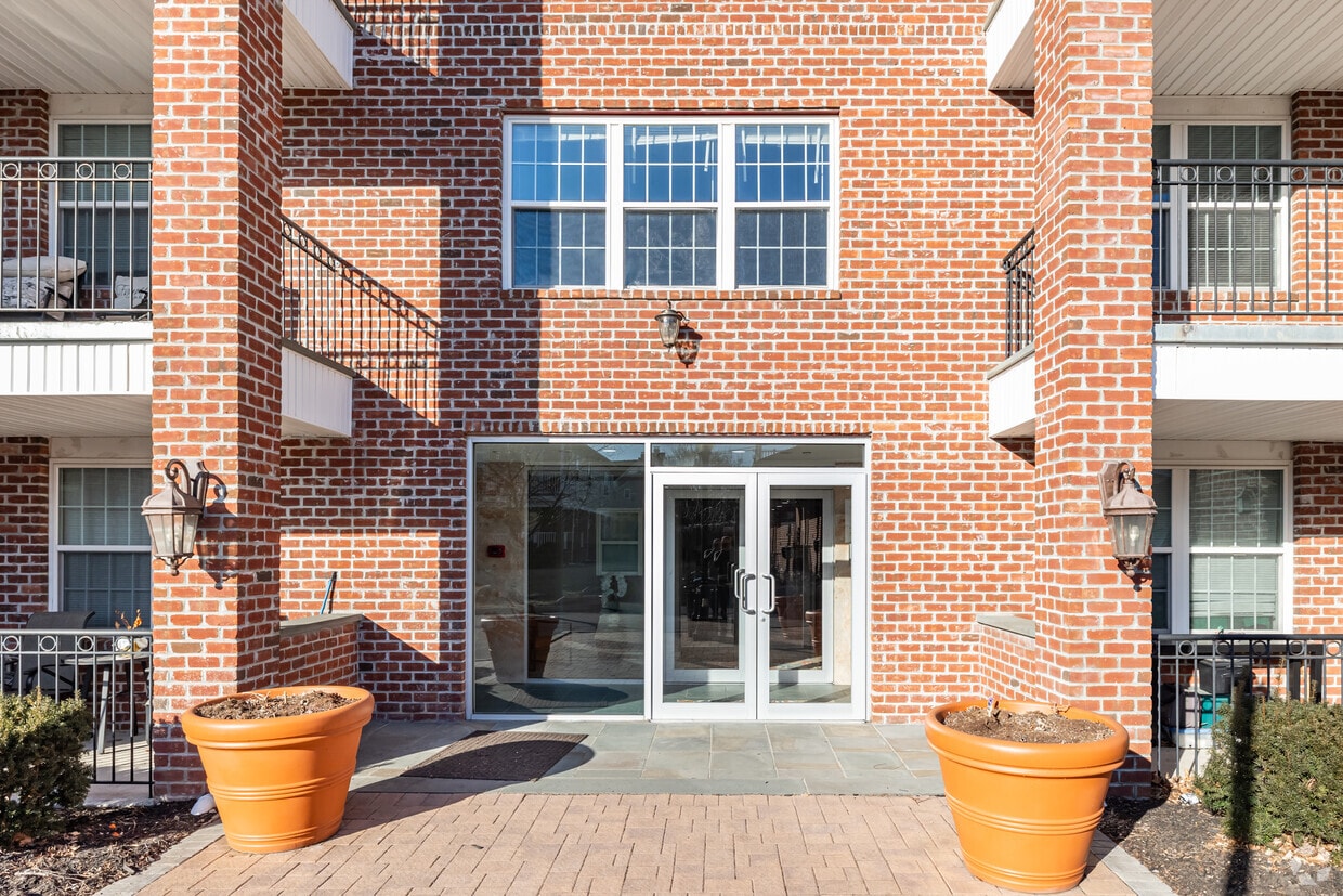 Entrance - 200-400 Carney St