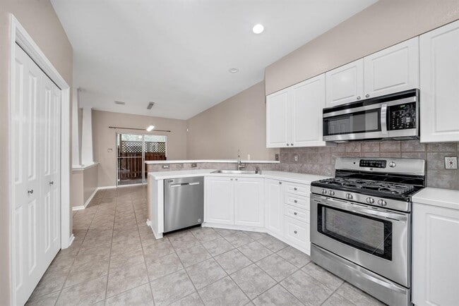 Building Photo - 14 Scarlet Woods Ct